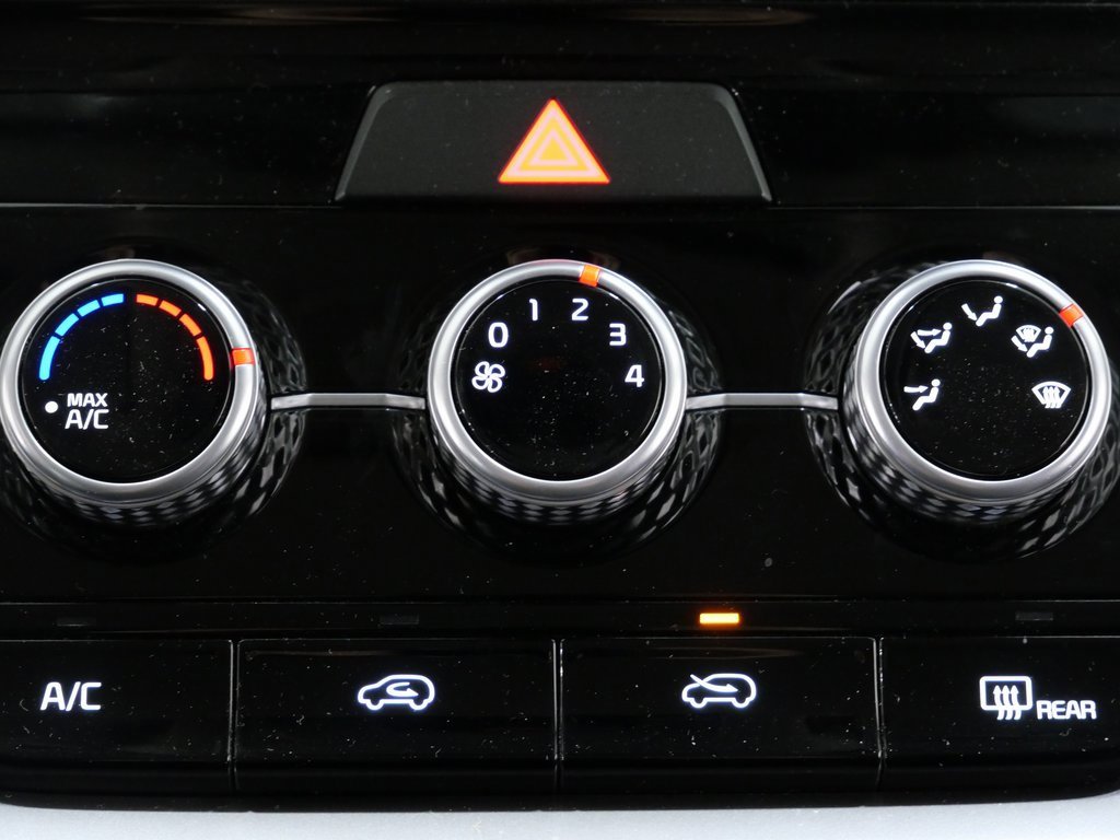 Used 2023 Kia Sorento LX image 19