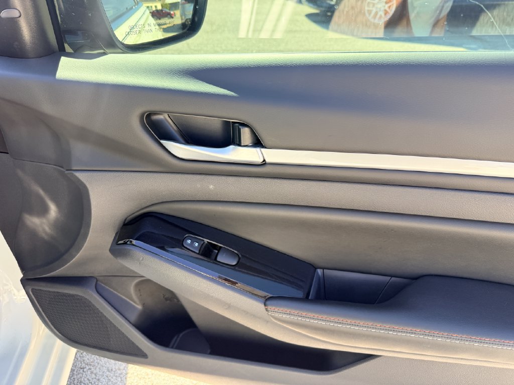 Used 2024 Nissan Altima 2.5 SR w/ SR Premium Package FWD image 12