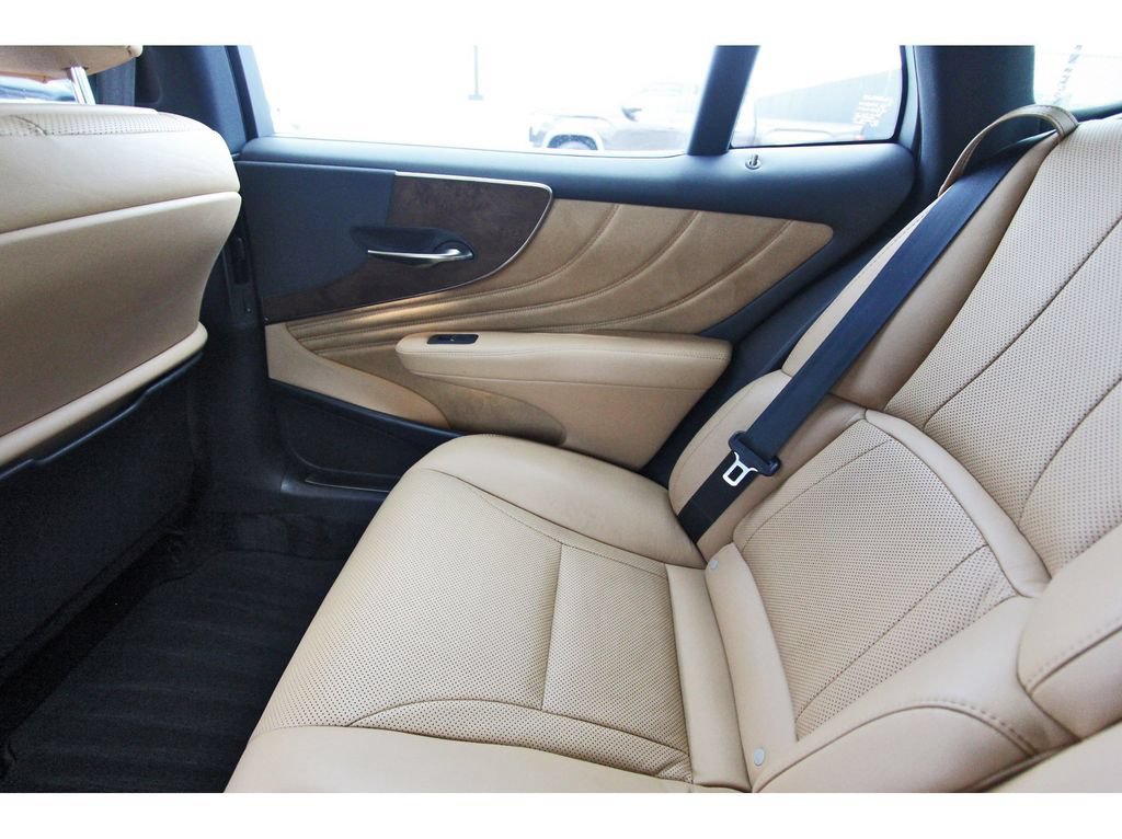 Used 2022 Lexus LS 500 RWD image 12