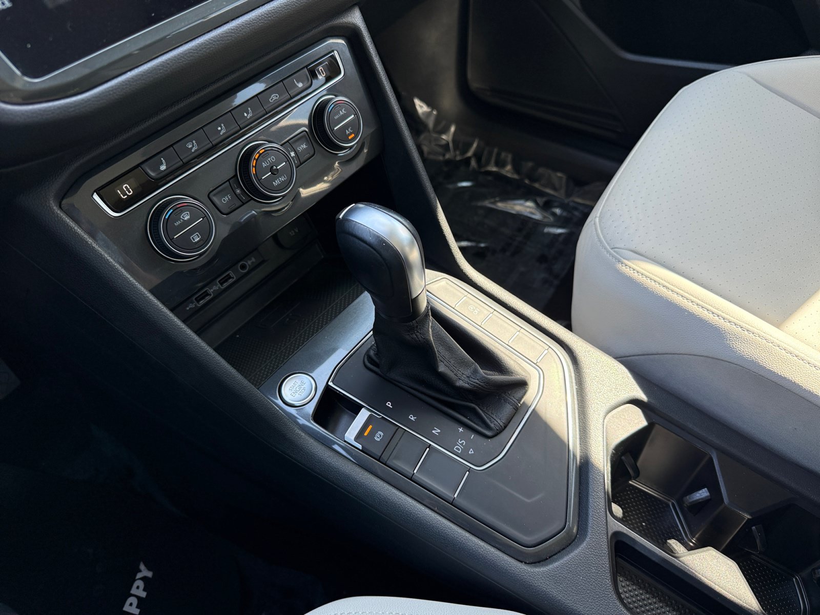 Used 2020 Volkswagen Tiguan SE w/ Panoramic Sunroof Package FWD image 13