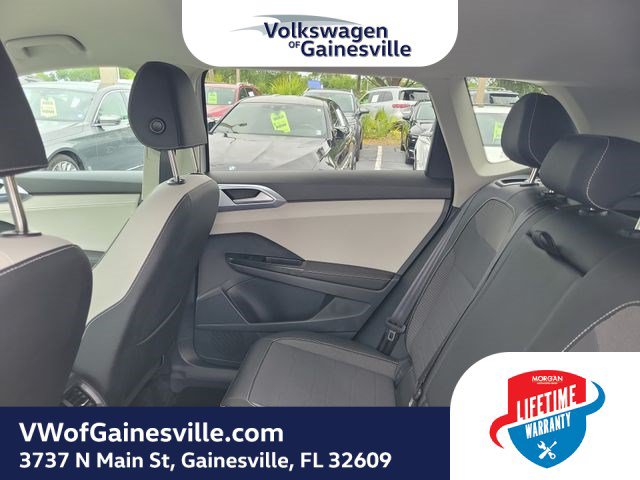 Used 2025 Volkswagen Taos SE FWD image 12