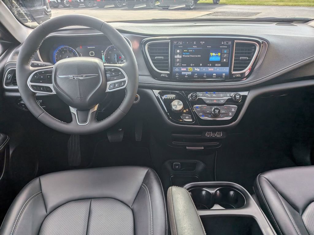 Used 2025 Chrysler Pacifica Select image 22
