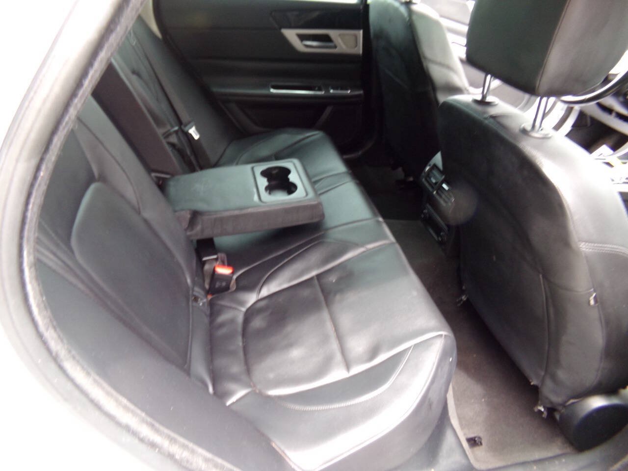 Used 2016 Jaguar XF Premium RWD image 31
