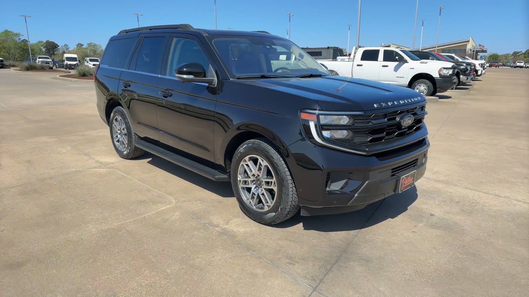 Used 2025 Ford Expedition Active AWD/4WD image 2