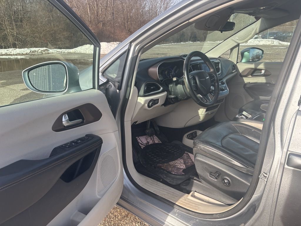 Used 2018 Chrysler Pacifica Touring-L image 11