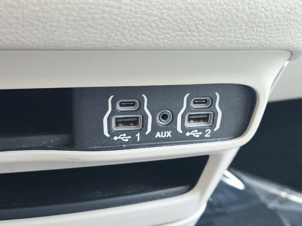 Used 2021 Chrysler Pacifica Touring-L FWD image 32