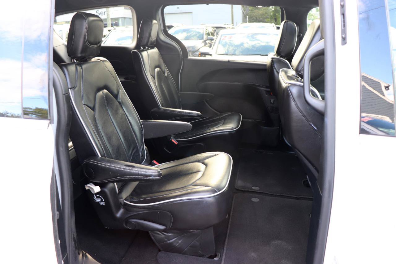 Used 2026 Chrysler Pacifica Limited FWD image 15