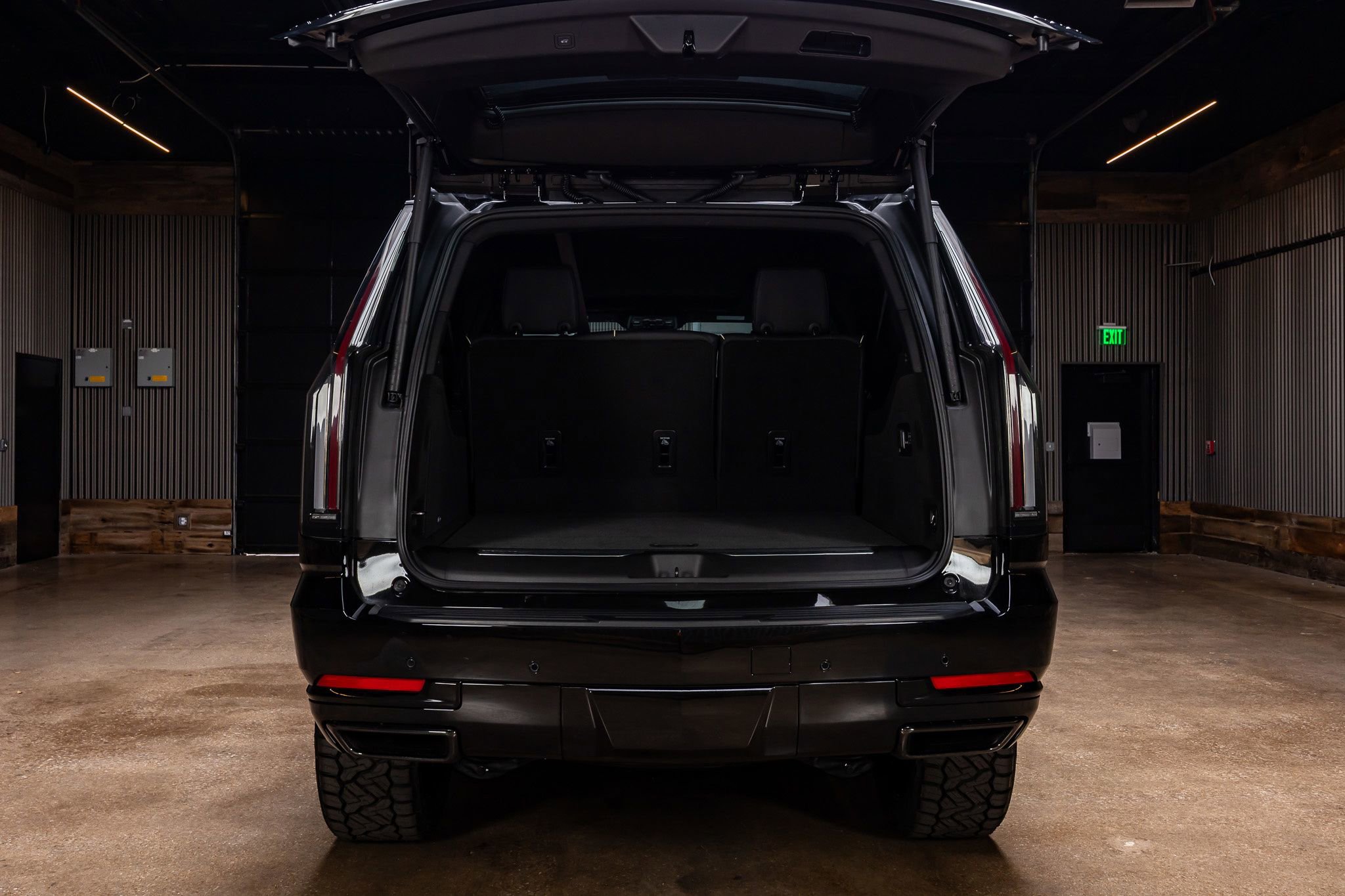 Used 2026 Cadillac Escalade ESV Sport w/ LPO, ONYX Package AWD/4WD image 9