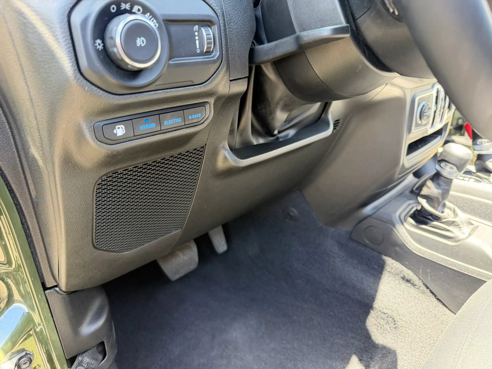 Used 2023 Jeep Wrangler Unlimited w/ Sun & Screen Package AWD/4WD image 10