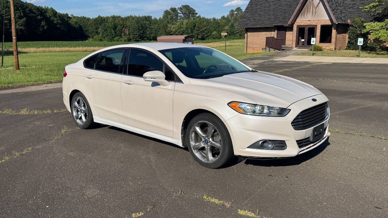 Used 2013 Ford Fusion SE FWD image 2