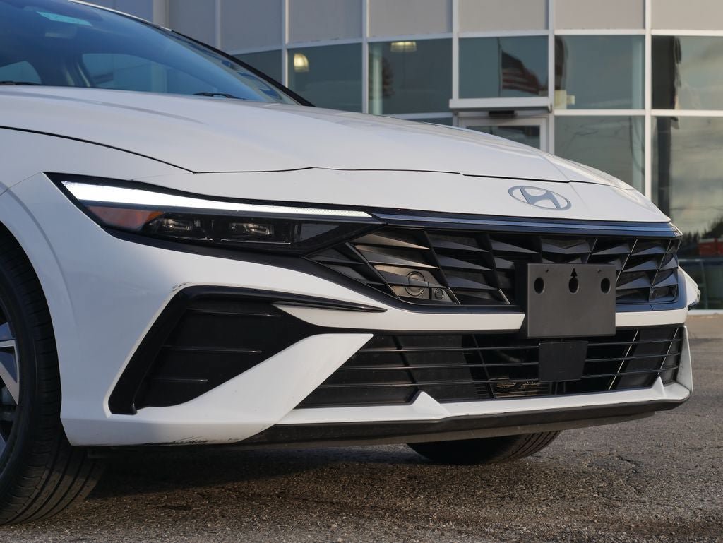 Used 2025 Hyundai Elantra Limited FWD image 3