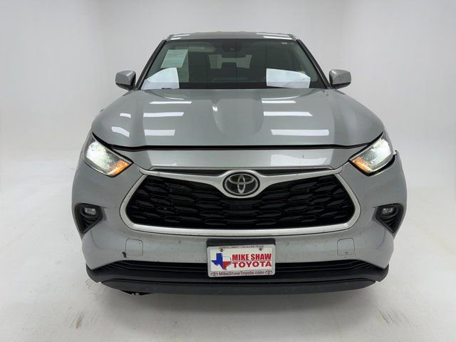 Used 2021 Toyota Highlander LE image 3