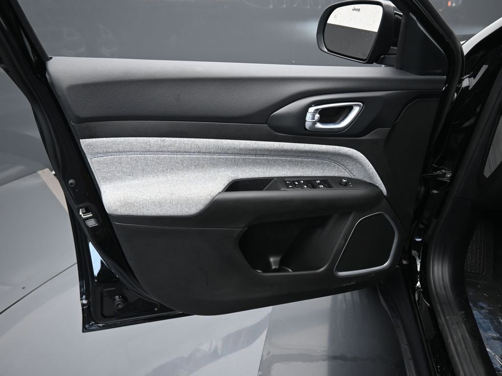 Used 2025 Jeep Compass Latitude image 11