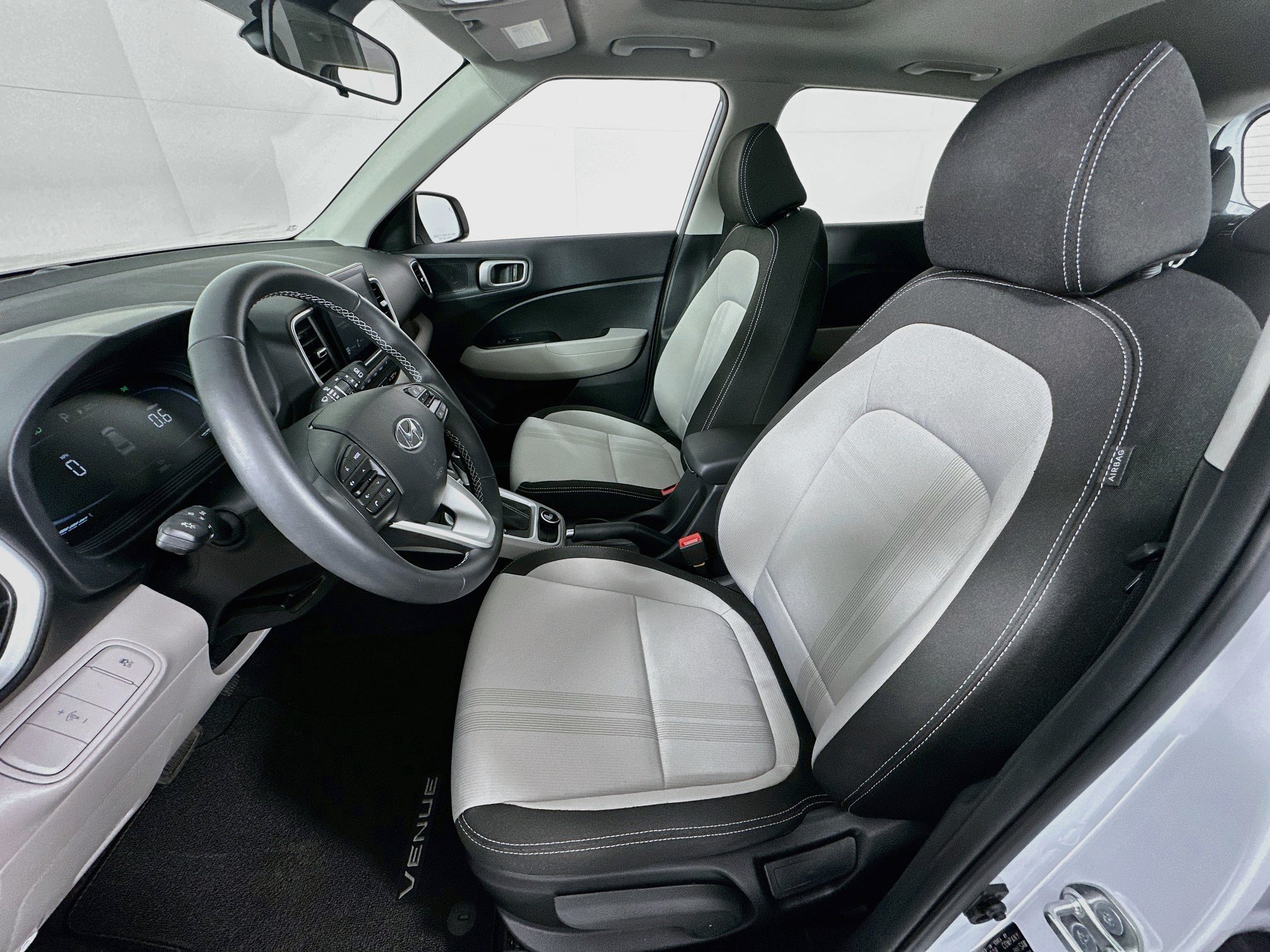 Used 2024 Hyundai Venue SEL FWD image 19