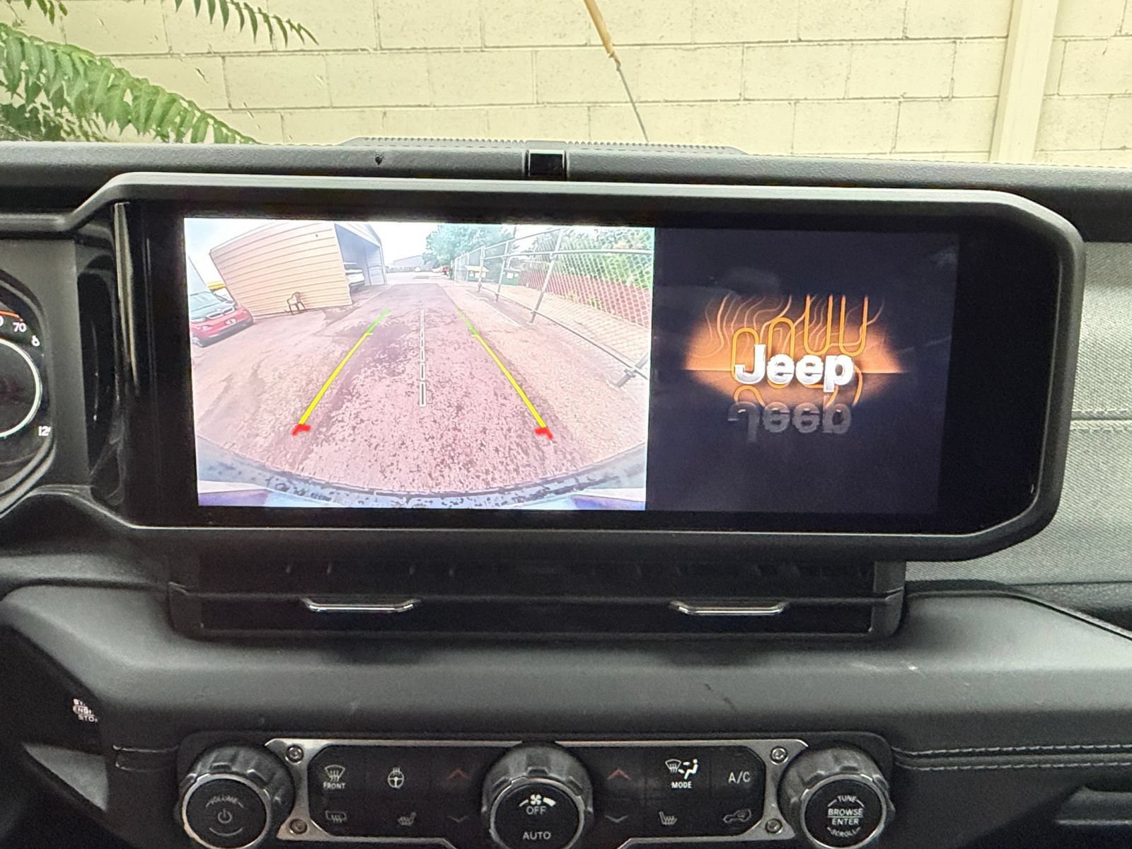 Used 2025 Jeep Wrangler Unlimited Sahara AWD/4WD image 23