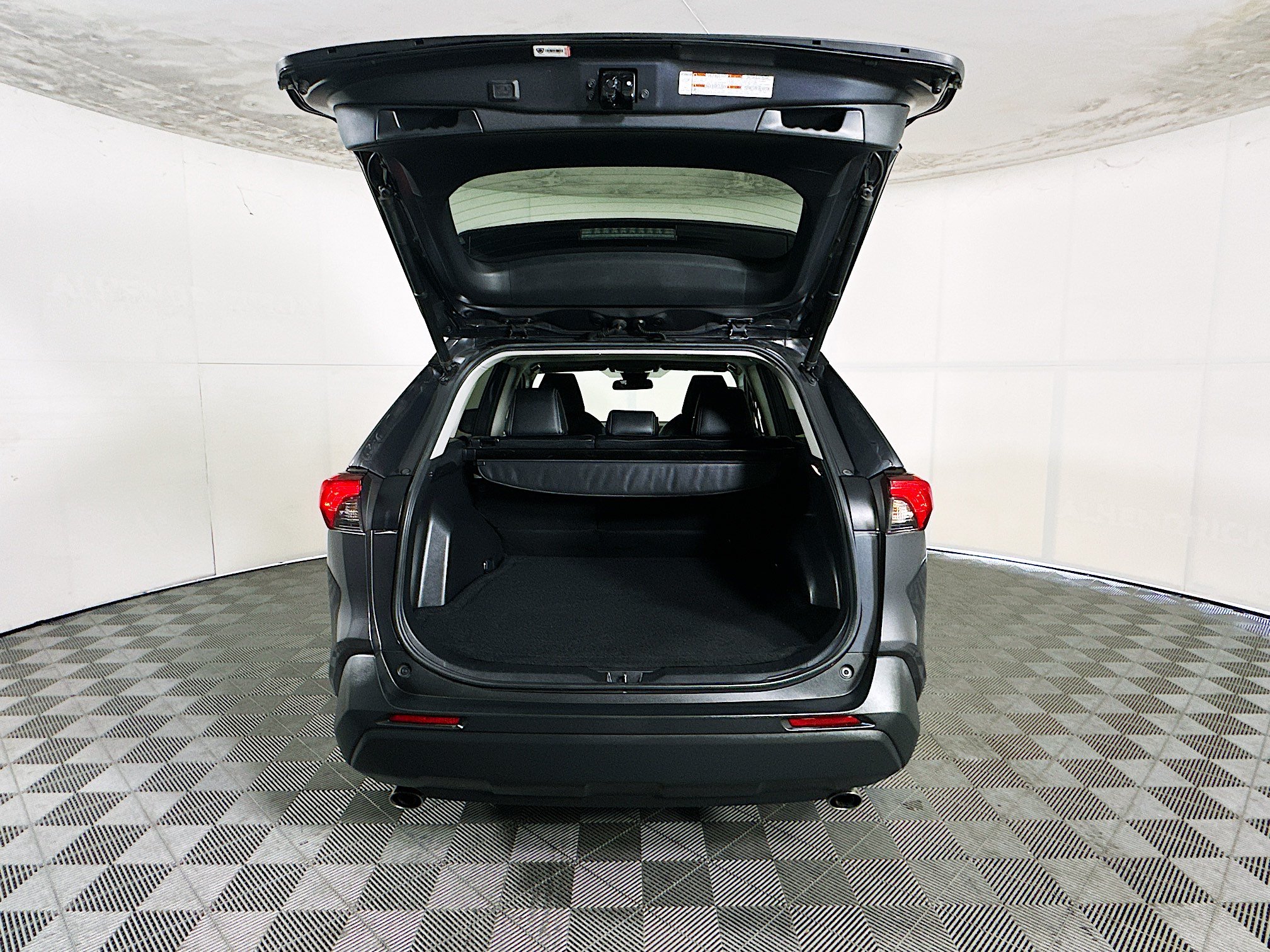 Used 2021 Toyota RAV4 XLE w/ Convenience Package FWD image 31