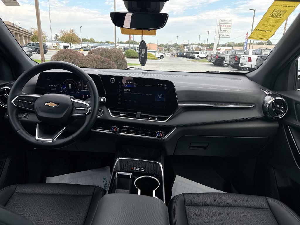 Used 2025 Chevrolet Equinox LT w/ Convenience Package II AWD/4WD image 2
