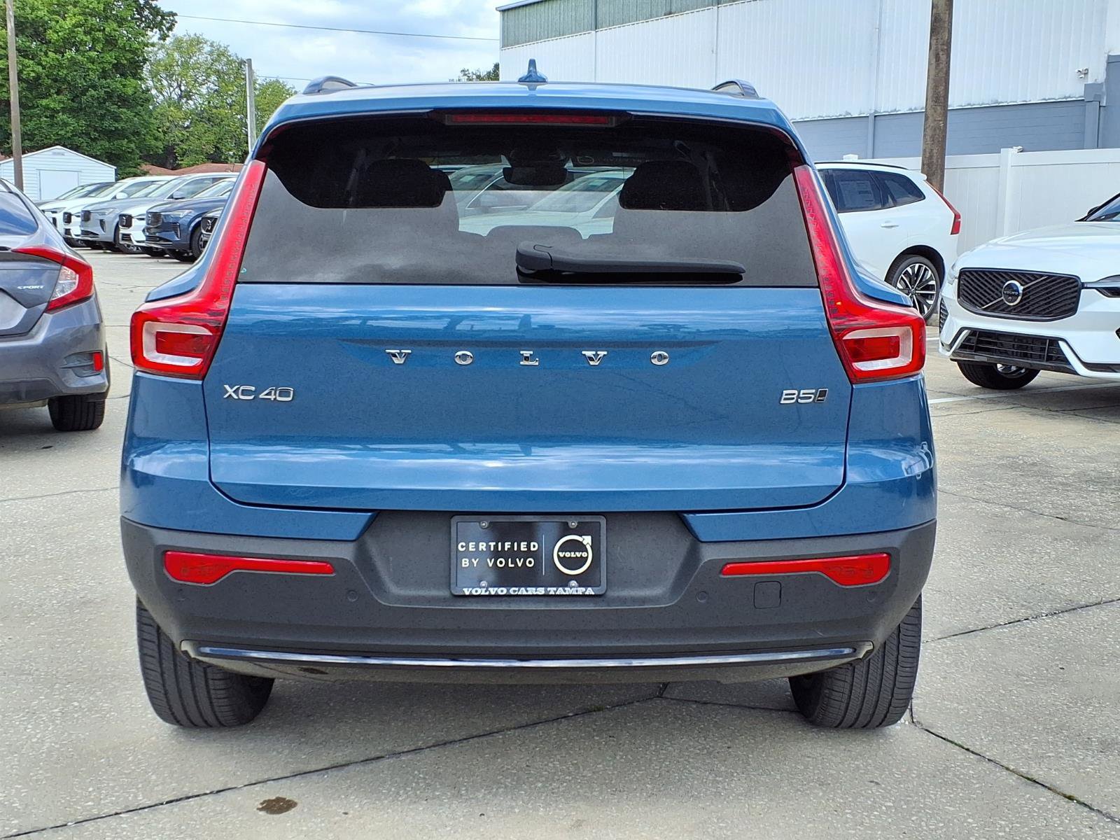 Used 2023 Volvo XC40 B5 Plus image 6