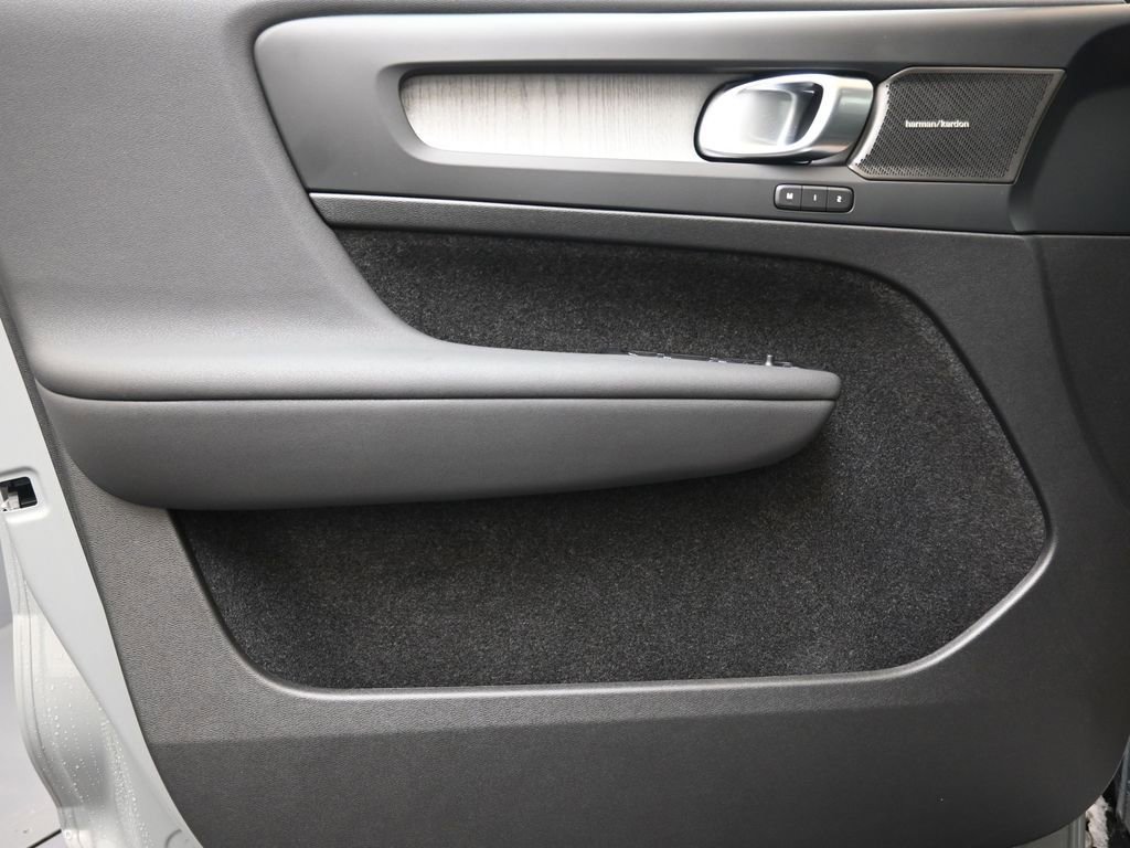 New 2026 Volvo XC40 B5 Ultra w/ Protection Package Premier image 24