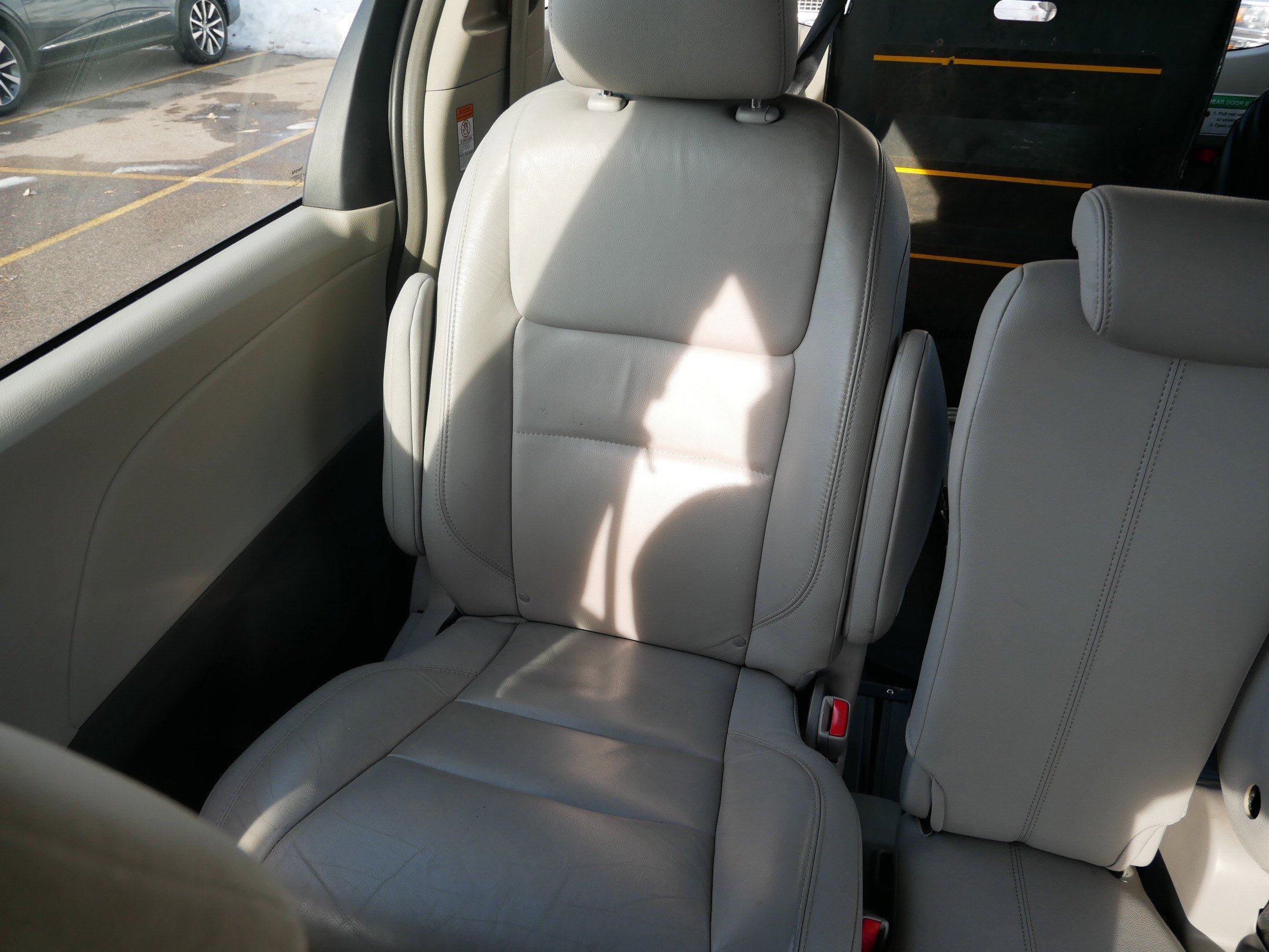 Used 2015 Toyota Sienna L image 12