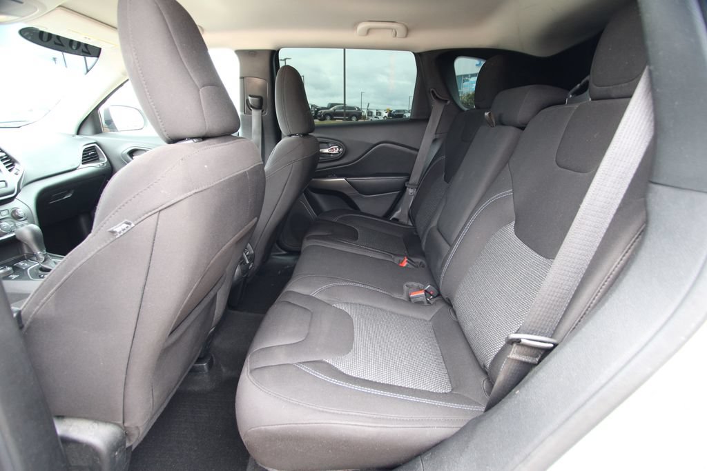 Used 2020 Jeep Cherokee Latitude w/ Cold Weather Group AWD/4WD image 7