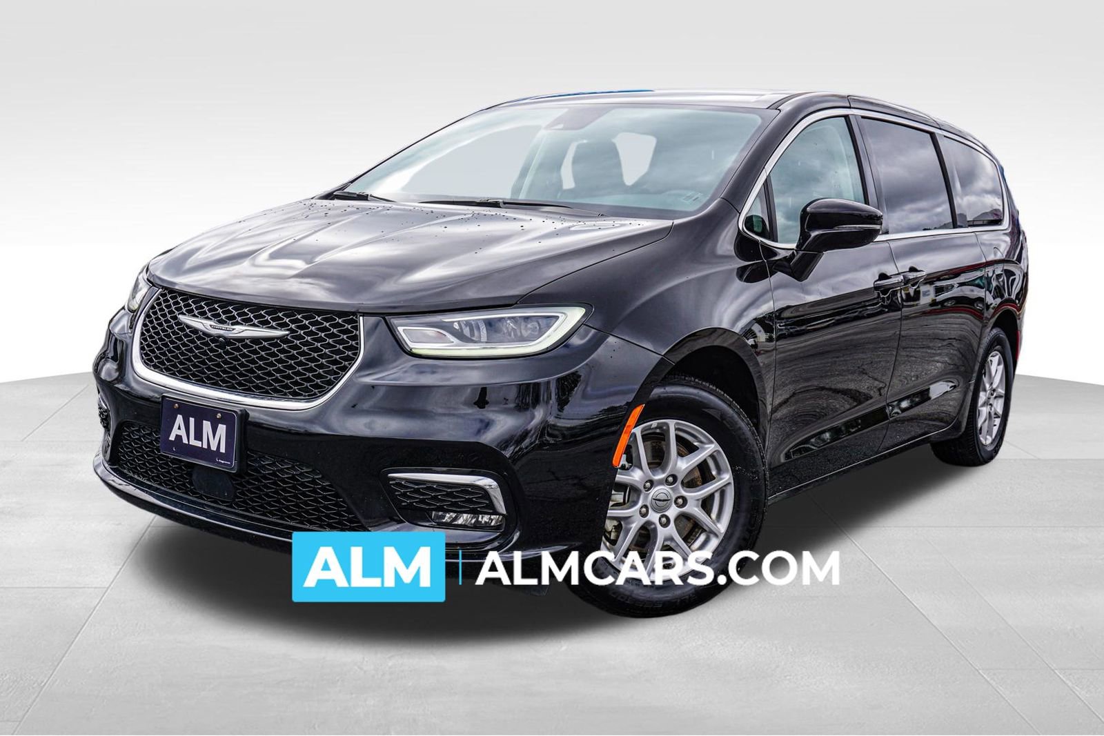 Used 2024 Chrysler Pacifica Touring-L image 1