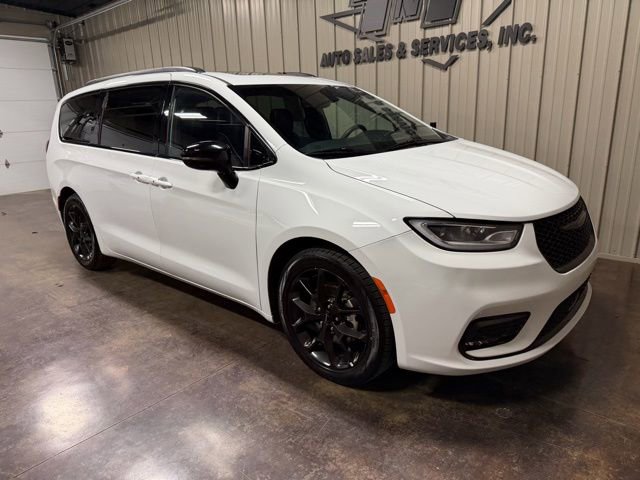 Used 2025 Chrysler Pacifica Limited image 6