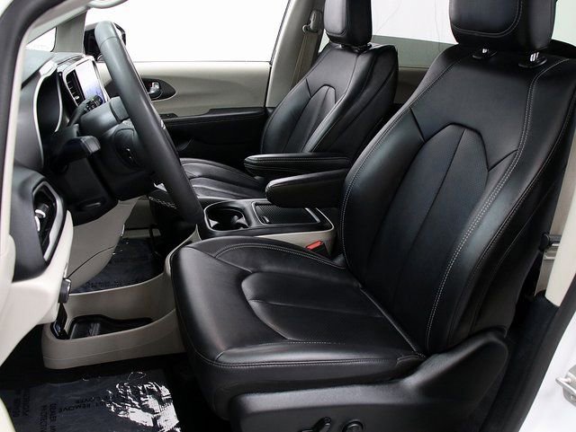 Used 2024 Chrysler Pacifica Touring-L image 9