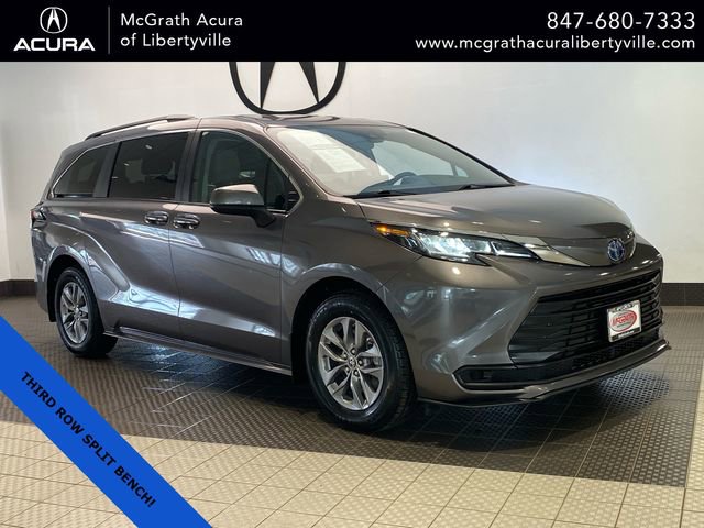 Used 2023 Toyota Sienna LE image 1