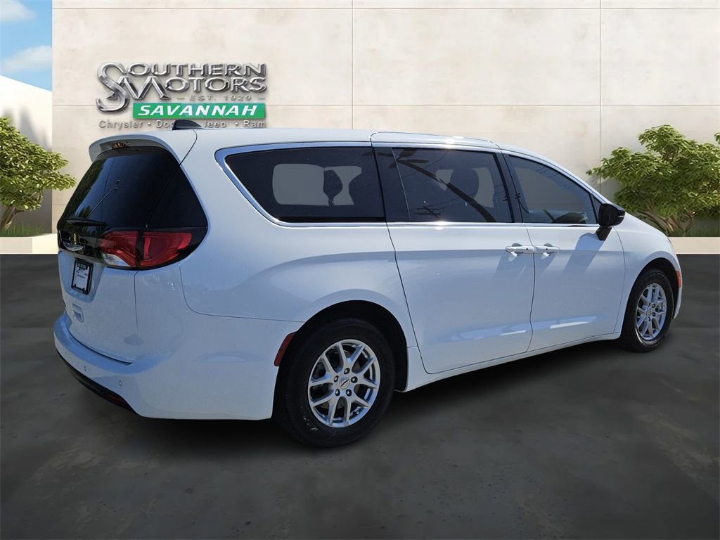 Used 2025 Chrysler Voyager LX image 5