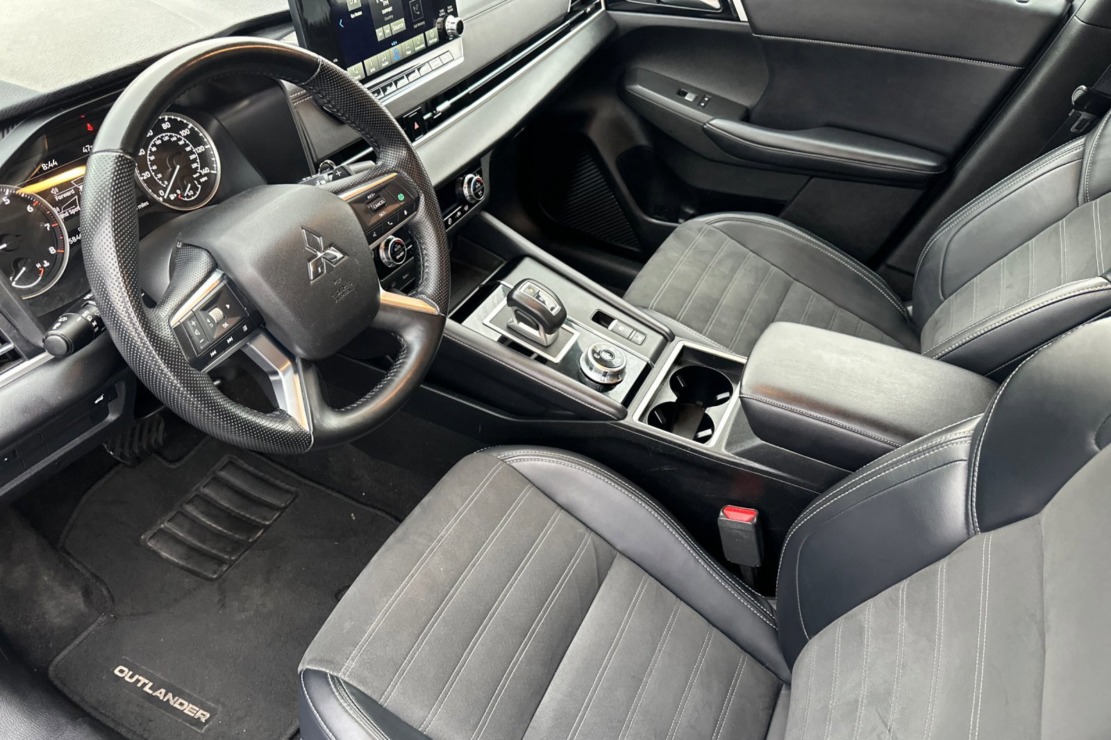 Used 2024 Mitsubishi Outlander SE image 11