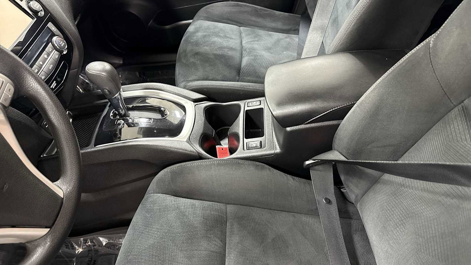 Used 2016 Nissan Rogue SV w/ SV Premium Package image 23