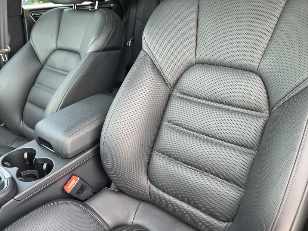 Used 2026 Porsche Macan AWD/4WD image 4