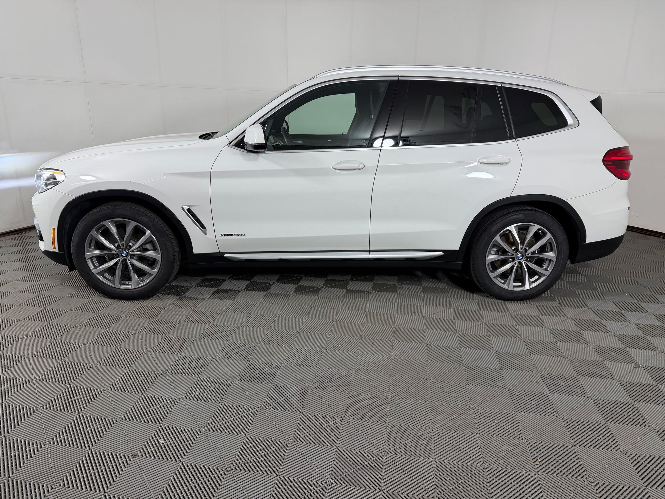 Used 2018 BMW X3 xDrive30i w/ Premium Package AWD/4WD image 2