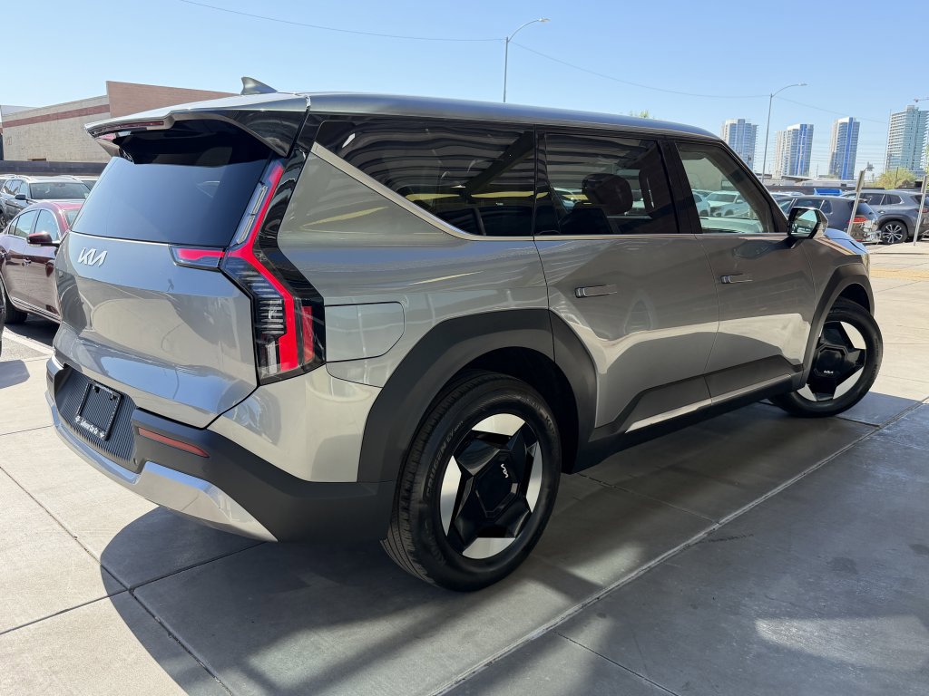 Used 2024 Kia EV9 Light Long Range RWD image 4