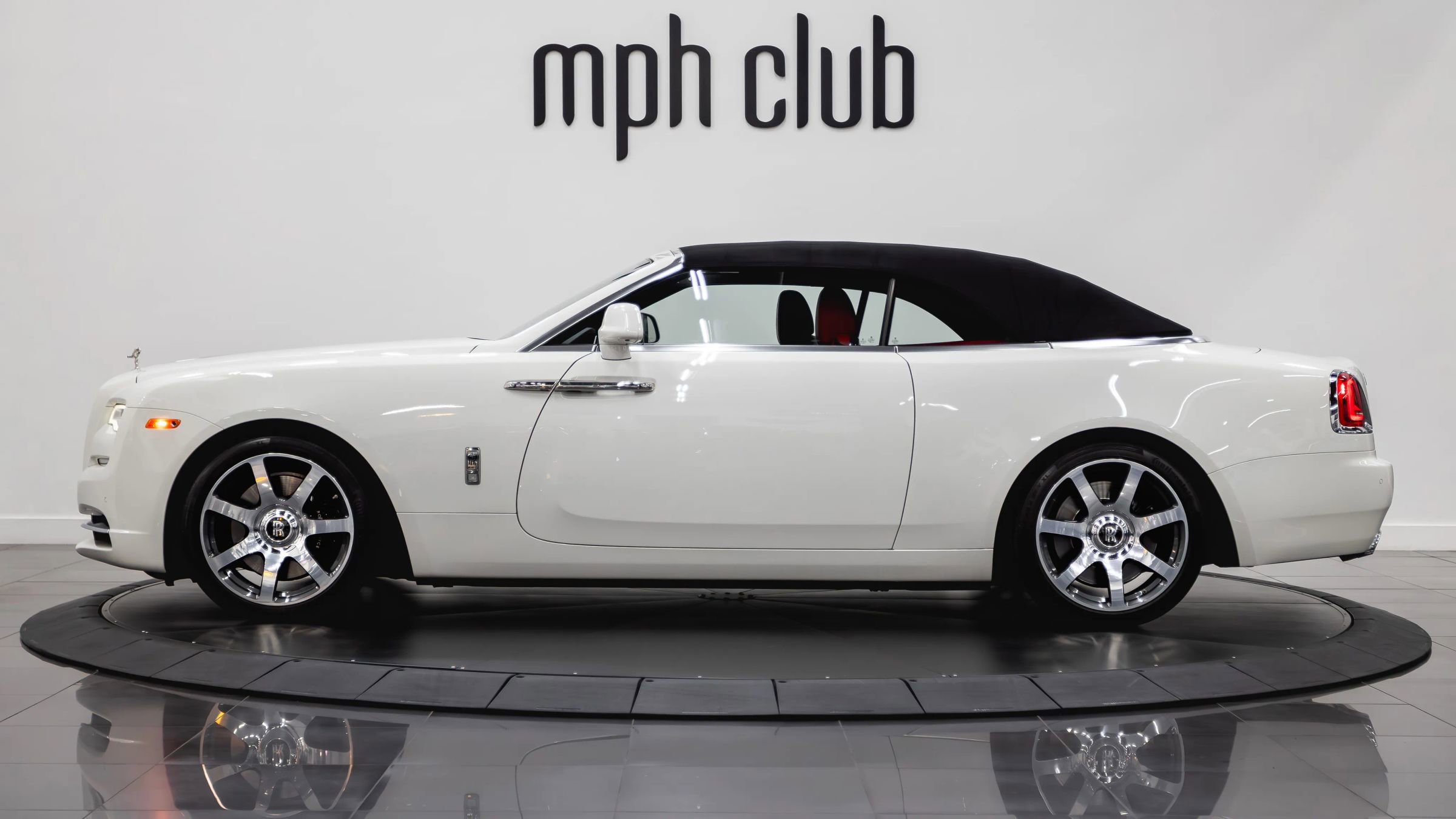 Used 2017 Rolls-Royce Dawn RWD image 4