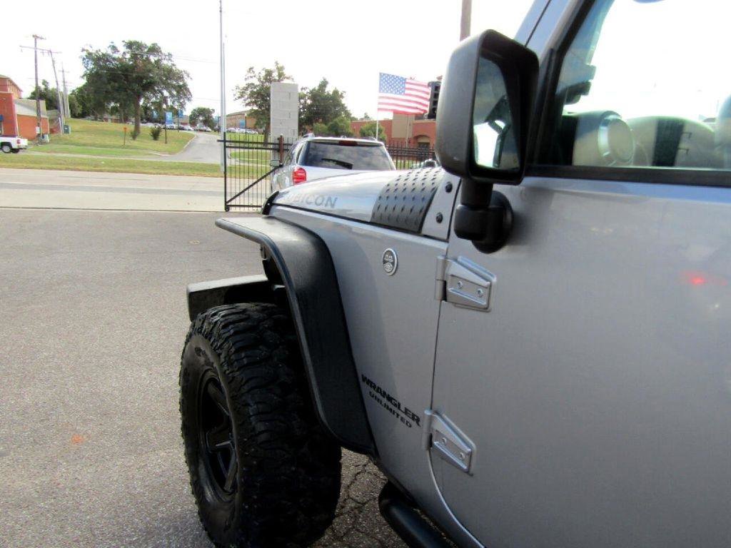 Used 2017 Jeep Wrangler Unlimited Rubicon w/ Connectivity Group image 24