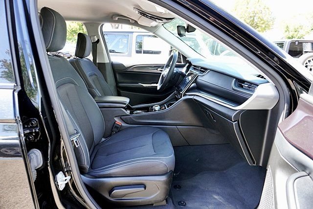 Used 2023 Jeep Grand Cherokee L Laredo RWD image 11