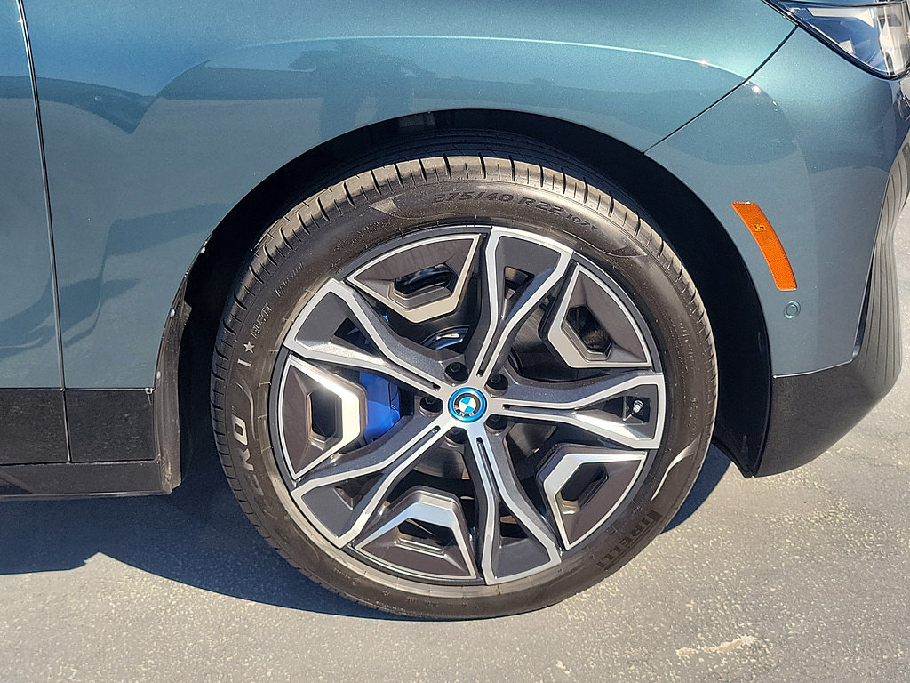 Used 2024 BMW iX xDrive50 w/ Sport Package AWD/4WD image 5