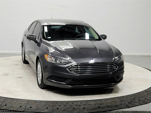 Used 2018 Ford Fusion SE image 2