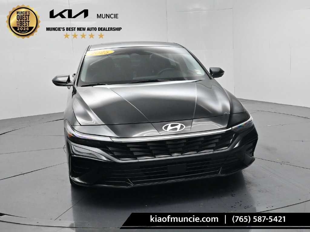 Used 2025 Hyundai Elantra Limited w/ Cargo Package FWD image 2