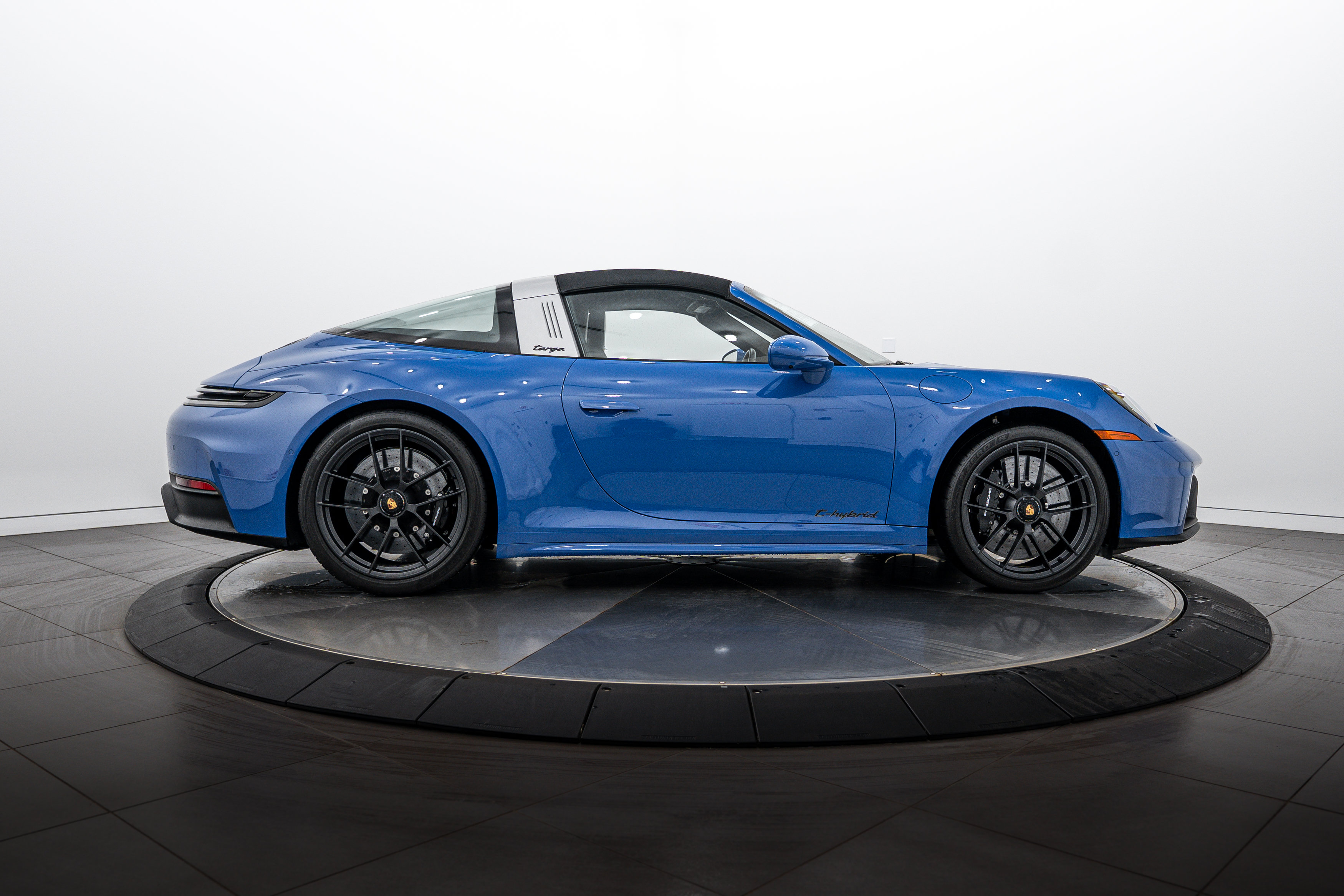 Certified 2025 Porsche 911 Targa 4 GTS AWD/4WD image 28