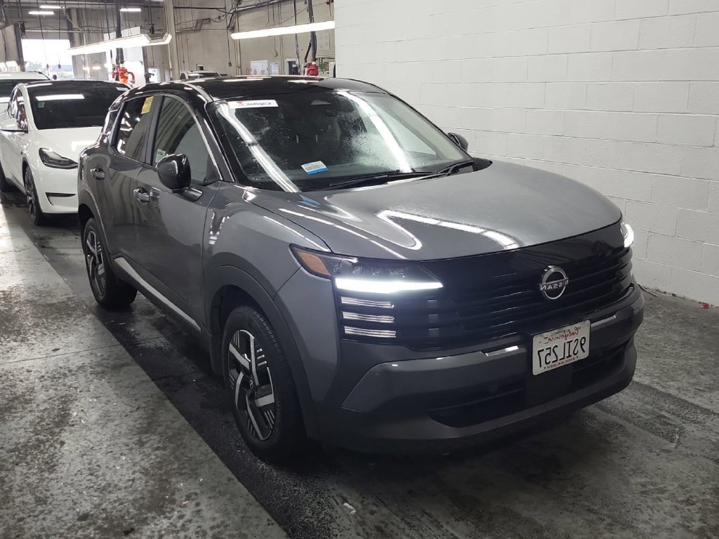 Used 2025 Nissan Kicks SV w/ Illumination Package FWD image 1