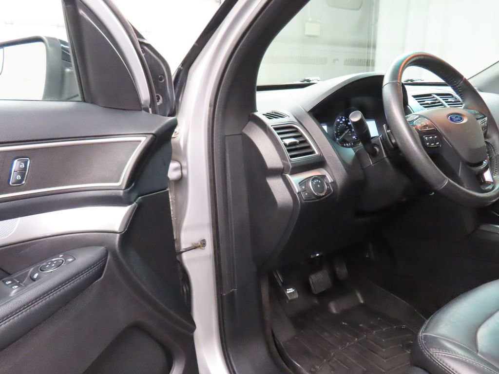 Used 2016 Ford Explorer XLT w/ Equipment Group 202A AWD/4WD image 48
