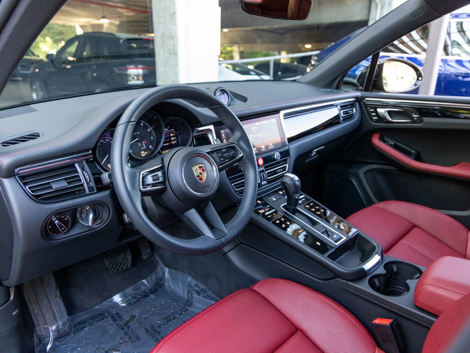 Certified 2025 Porsche Macan image 4