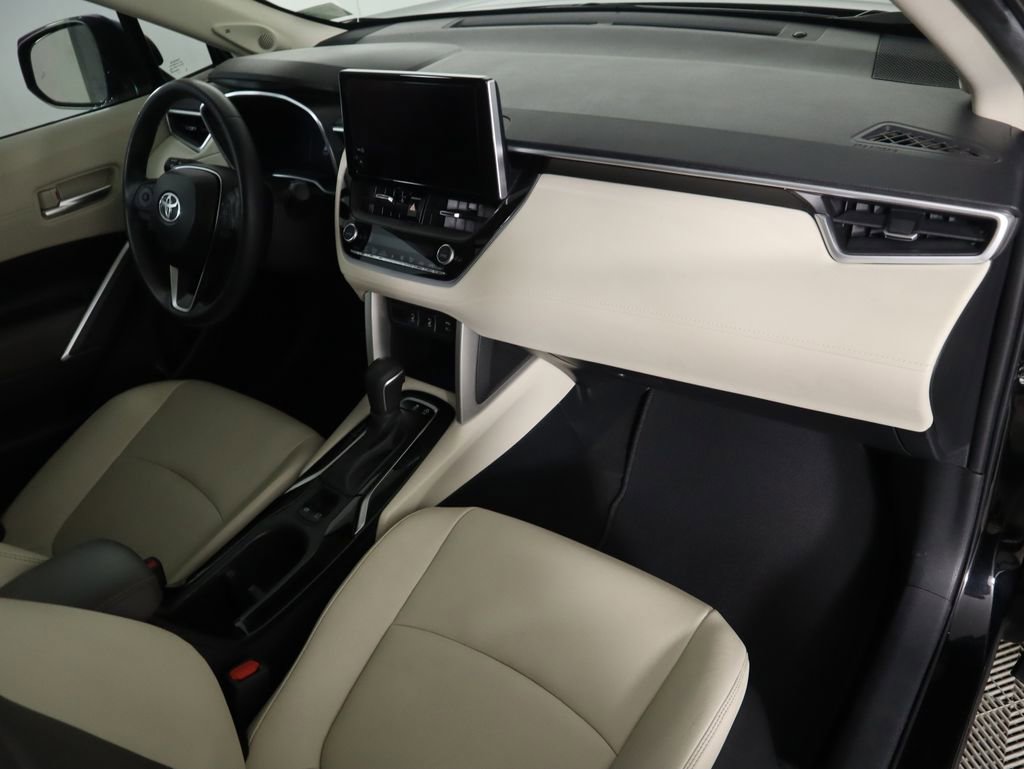 Used 2023 Toyota Corolla Cross XLE image 17