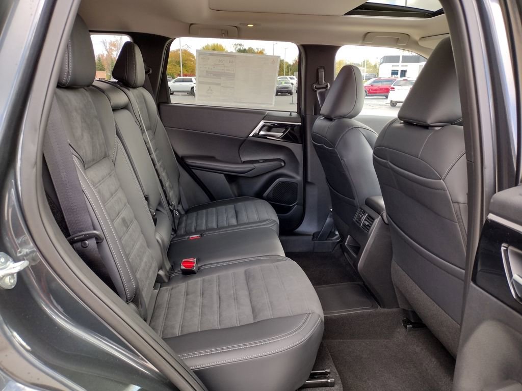 New 2025 Mitsubishi Outlander SE image 10