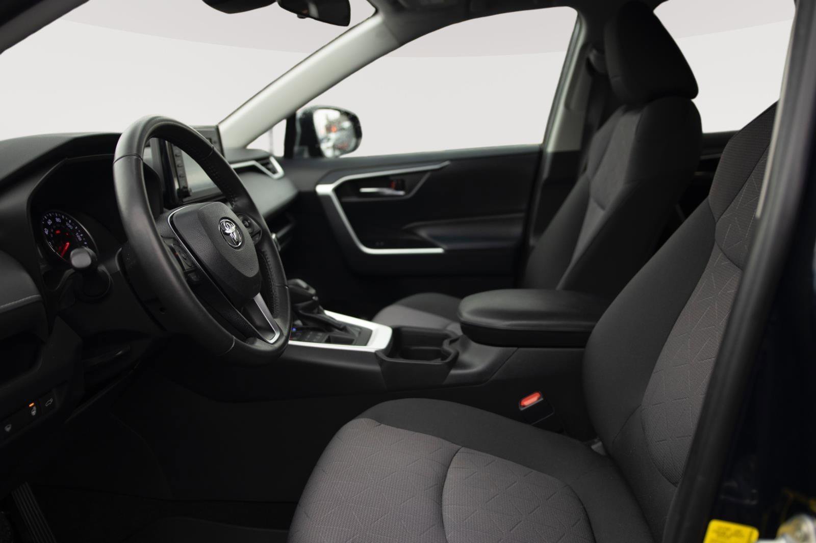 Used 2019 Toyota RAV4 XLE w/ Convenience Package image 2