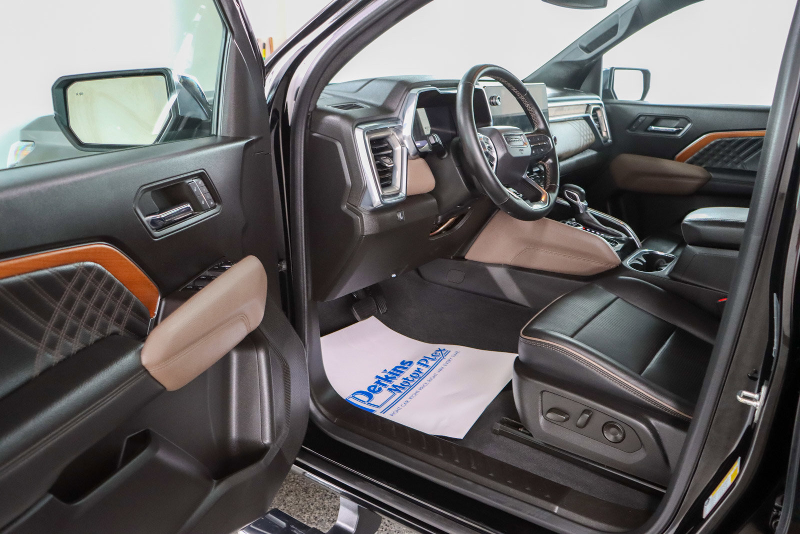Used 2023 GMC Canyon Denali AWD/4WD image 3