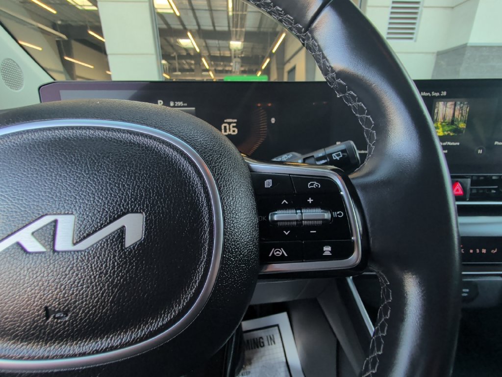 Used 2025 Kia Carnival FWD image 26